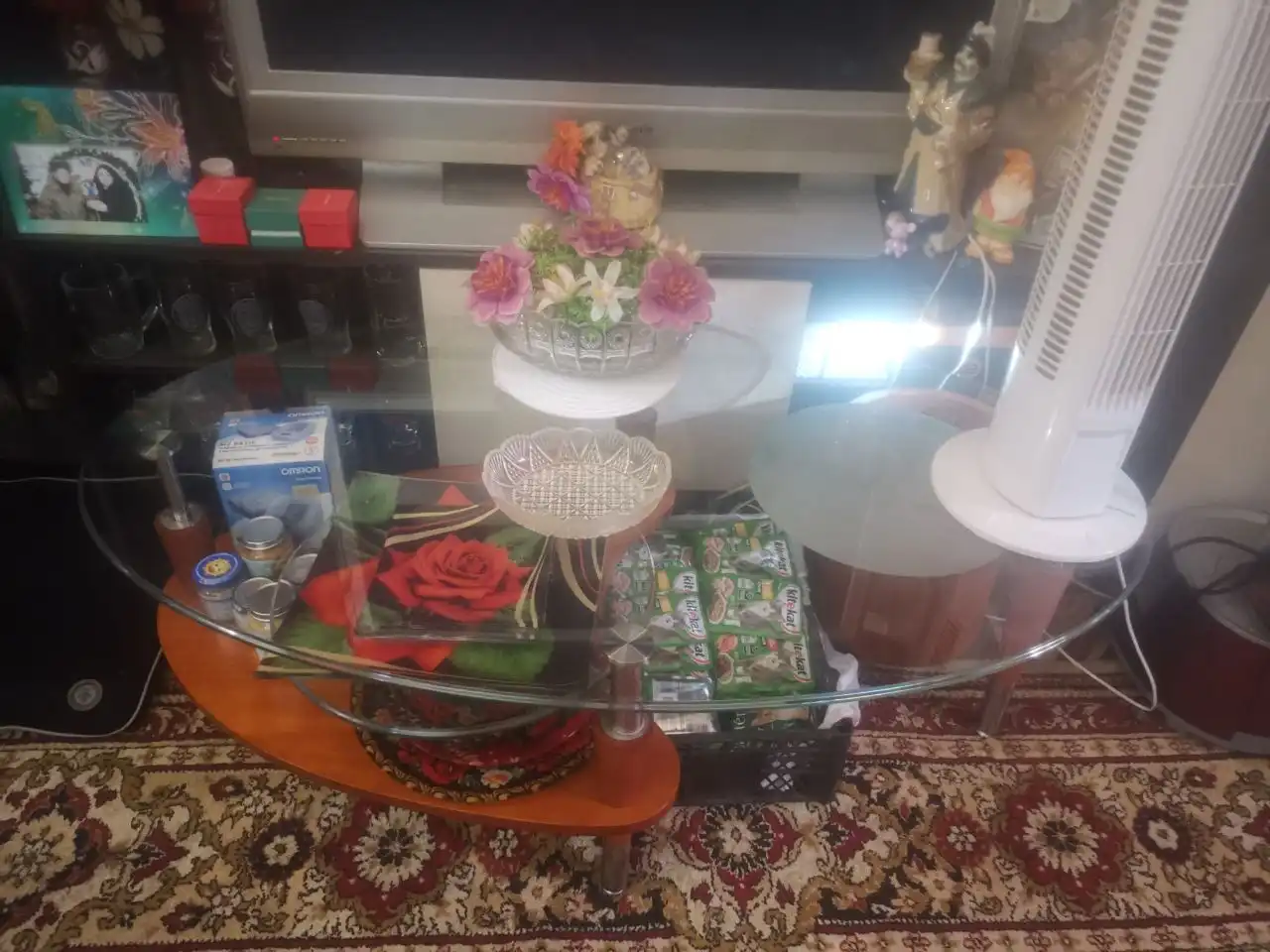 Журнальный стол из стекла и дерева - Мебель (Для дома и дачи) в Сургут