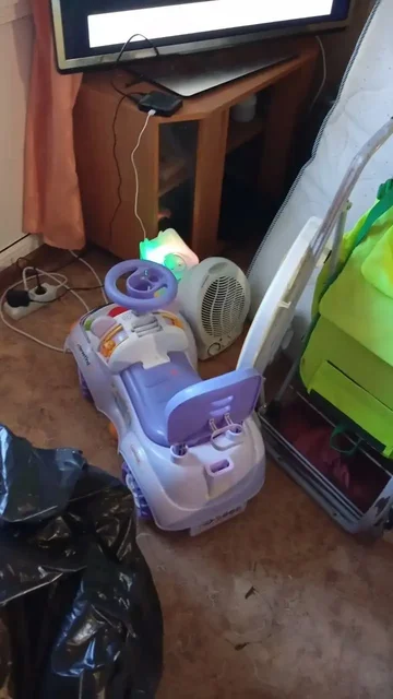 Детские товары: машинка-санки, матрас, стульчик для кормления - Спальные принадлежности в Сургут