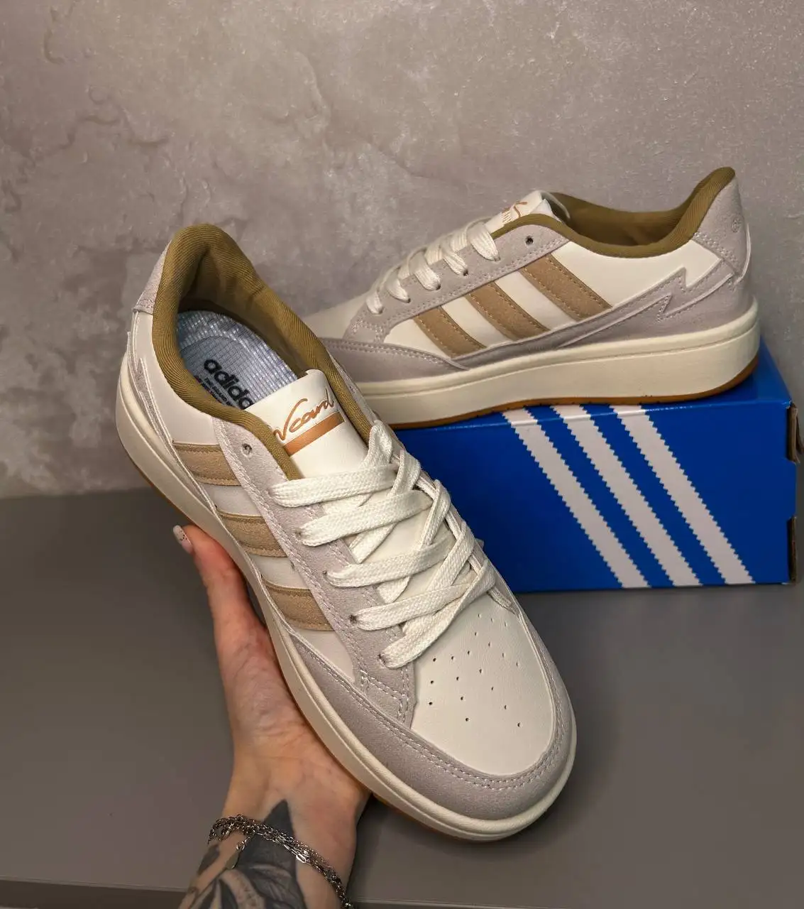 Продам женские кроссовки Adidas - Обувь (Одежда) в Сургут