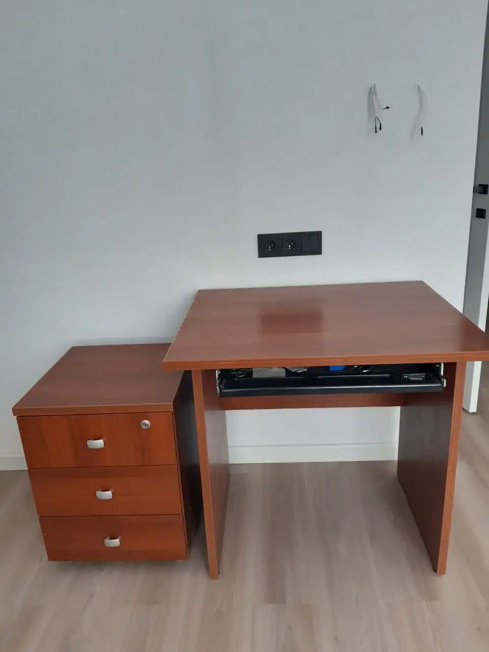 Продам стол и тумбу