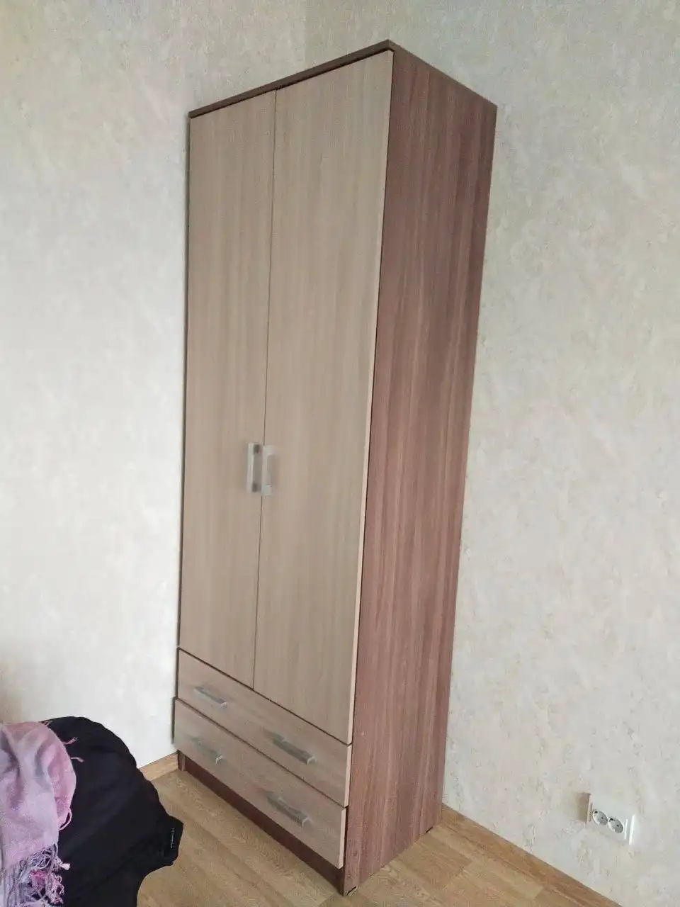 Продажа бывшей в употреблении мебели и холодильника