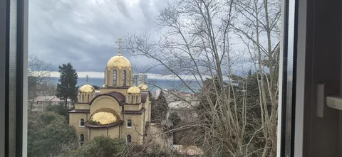 Угловая однокомнатная квартира с видом на море и храм в Сочи - частное объявление в Сочи