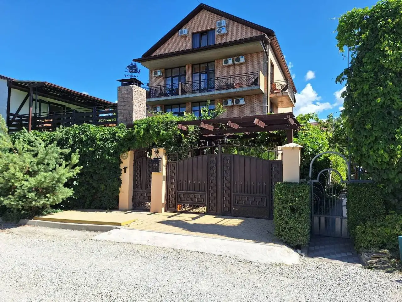 Дом с гостевым бизнесом в центре курорта Кабардинка - Дома (Недвижимость) в Кабардинка