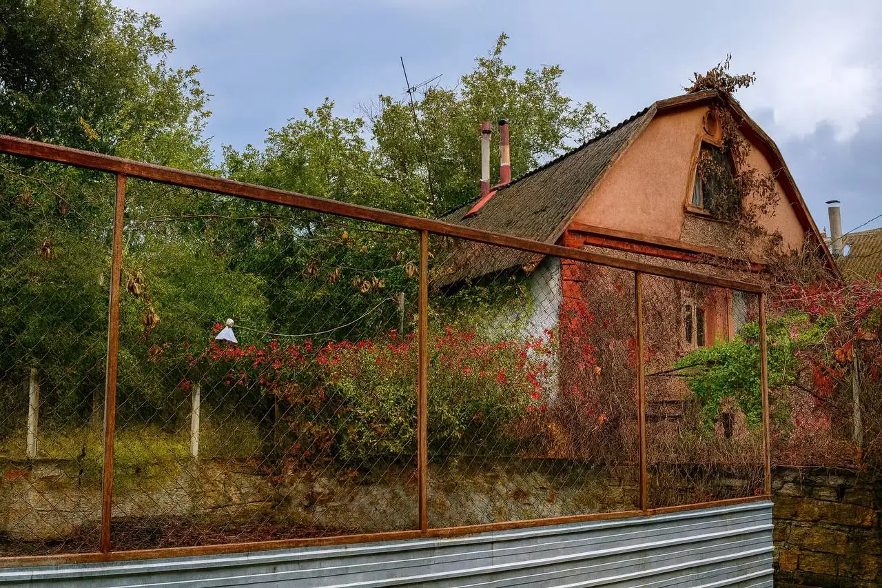 Продается дом лесника с правом прописки в селе Михайловка, Крым - Дома (Недвижимость) в Село Михайловка
