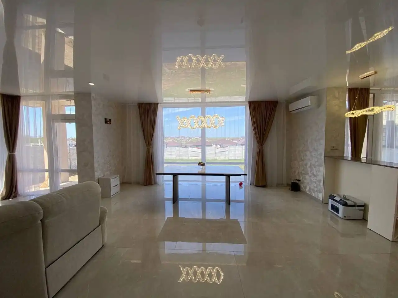 Продается элитный двухэтажный дом с дизайнерским ремонтом в с. Мирное