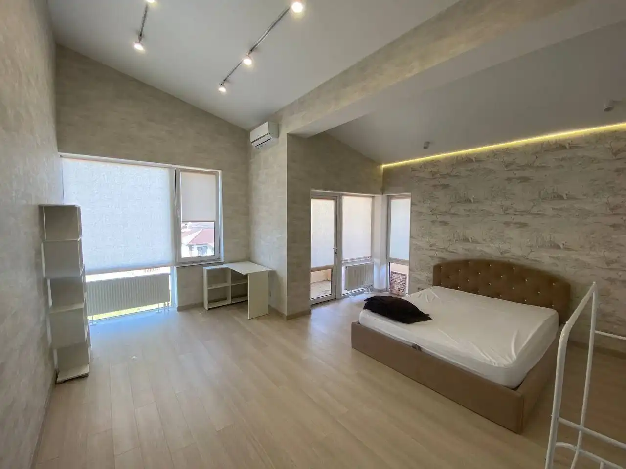 Продается элитный двухэтажный дом с дизайнерским ремонтом в с. Мирное