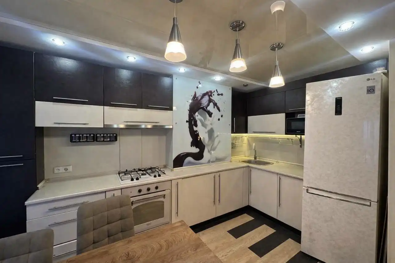 Продажа трехкомнатной квартиры в Мариуполе - Квартиры (Недвижимость) в Мариуполь