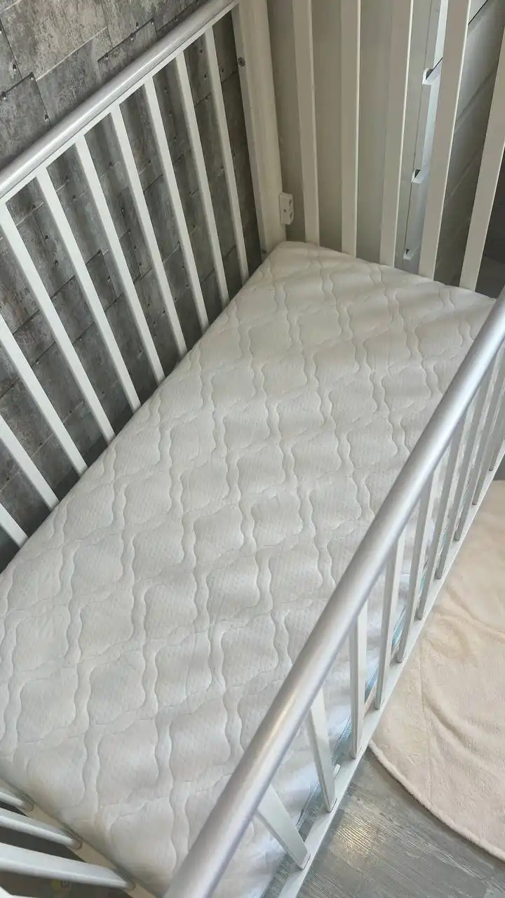 Детская кроватка Gandylyan с матрасом и аксессуарами