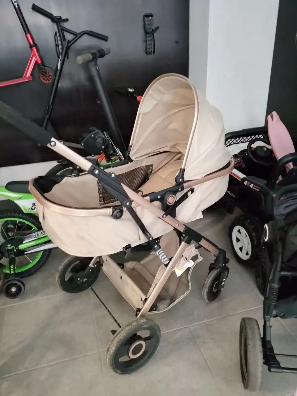 Детская коляска с защитной сеткой
