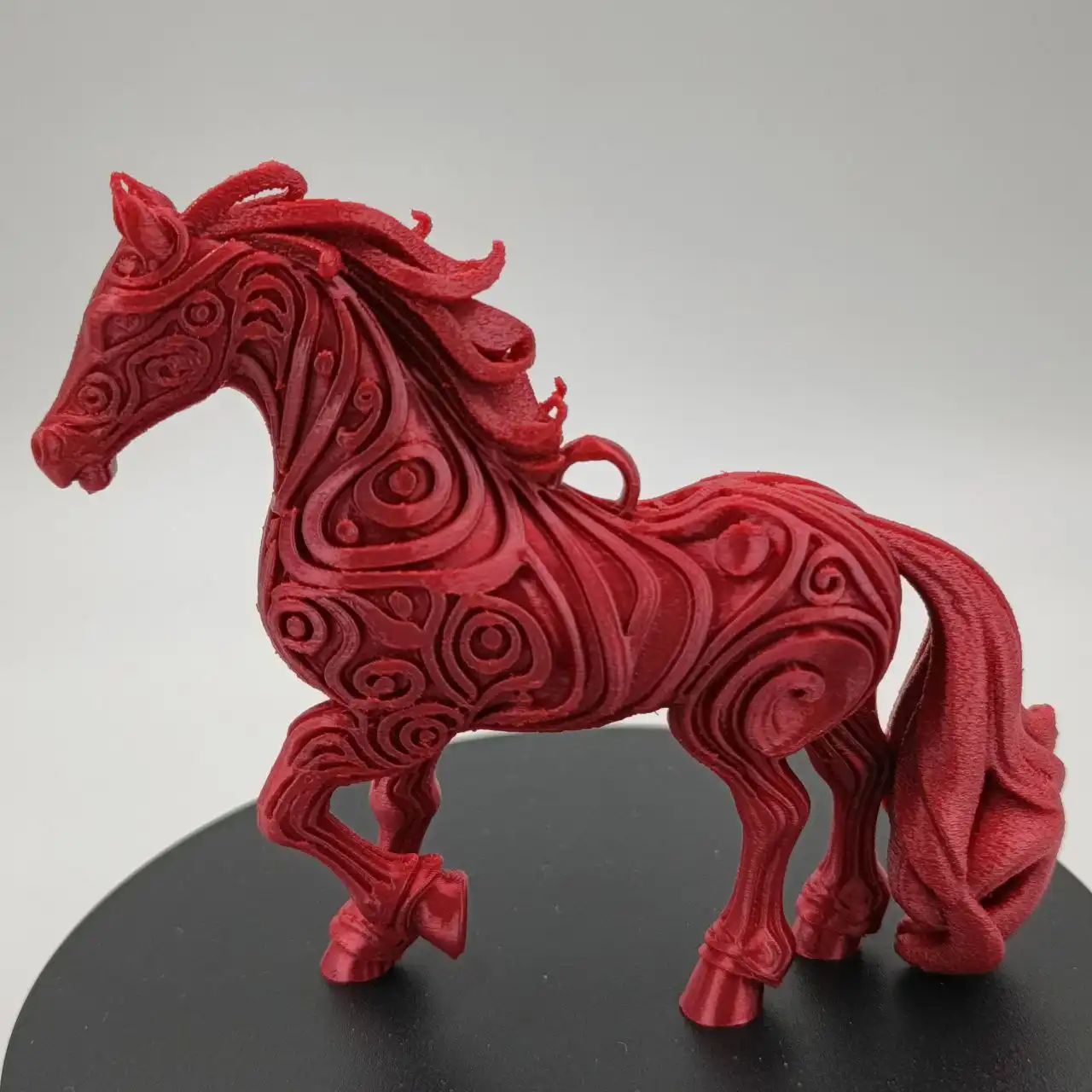 Продажа пластиковых ёлочных подвесок в виде лошадок