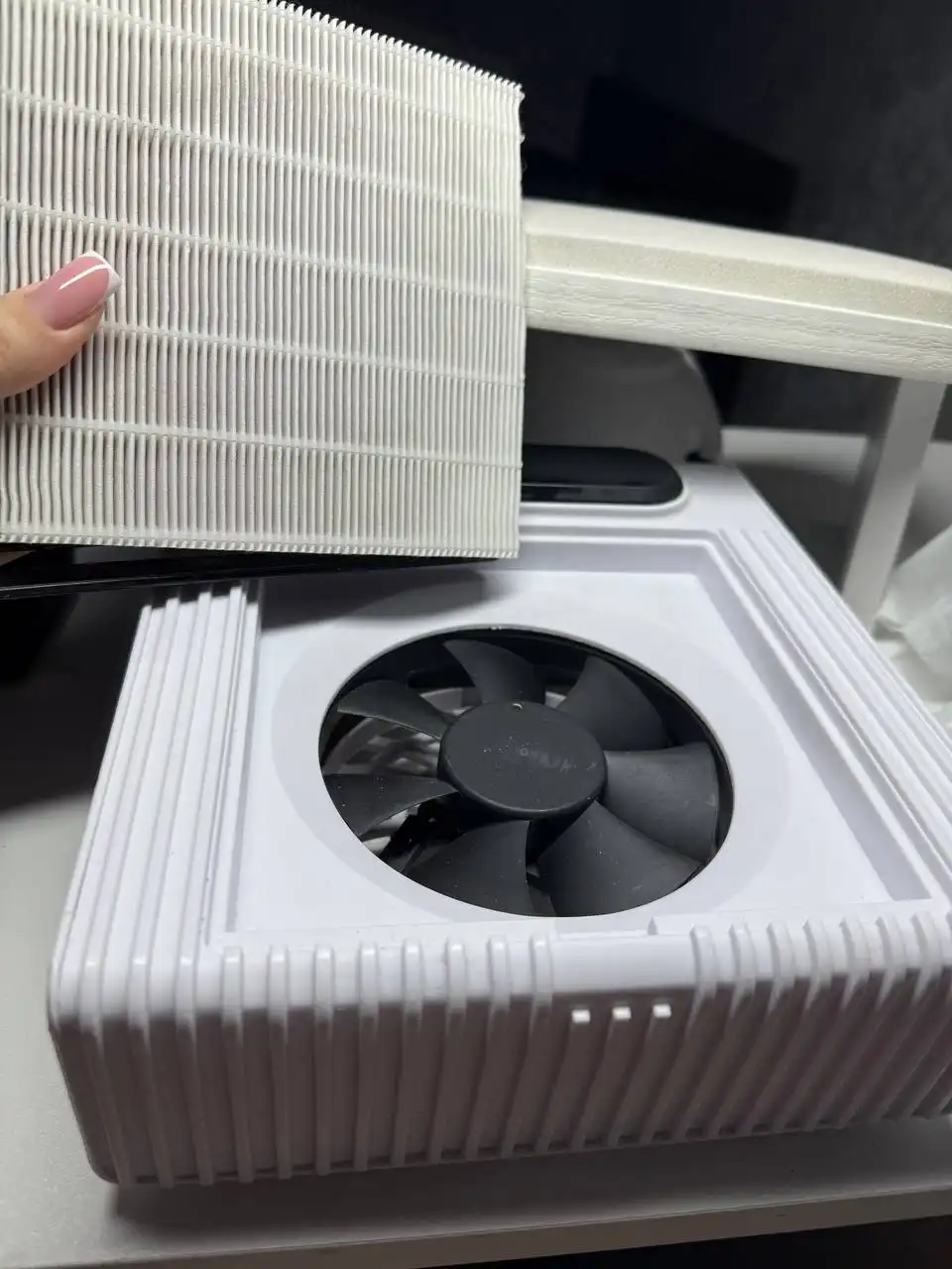 Вытяжка для маникюра в рабочем состоянии