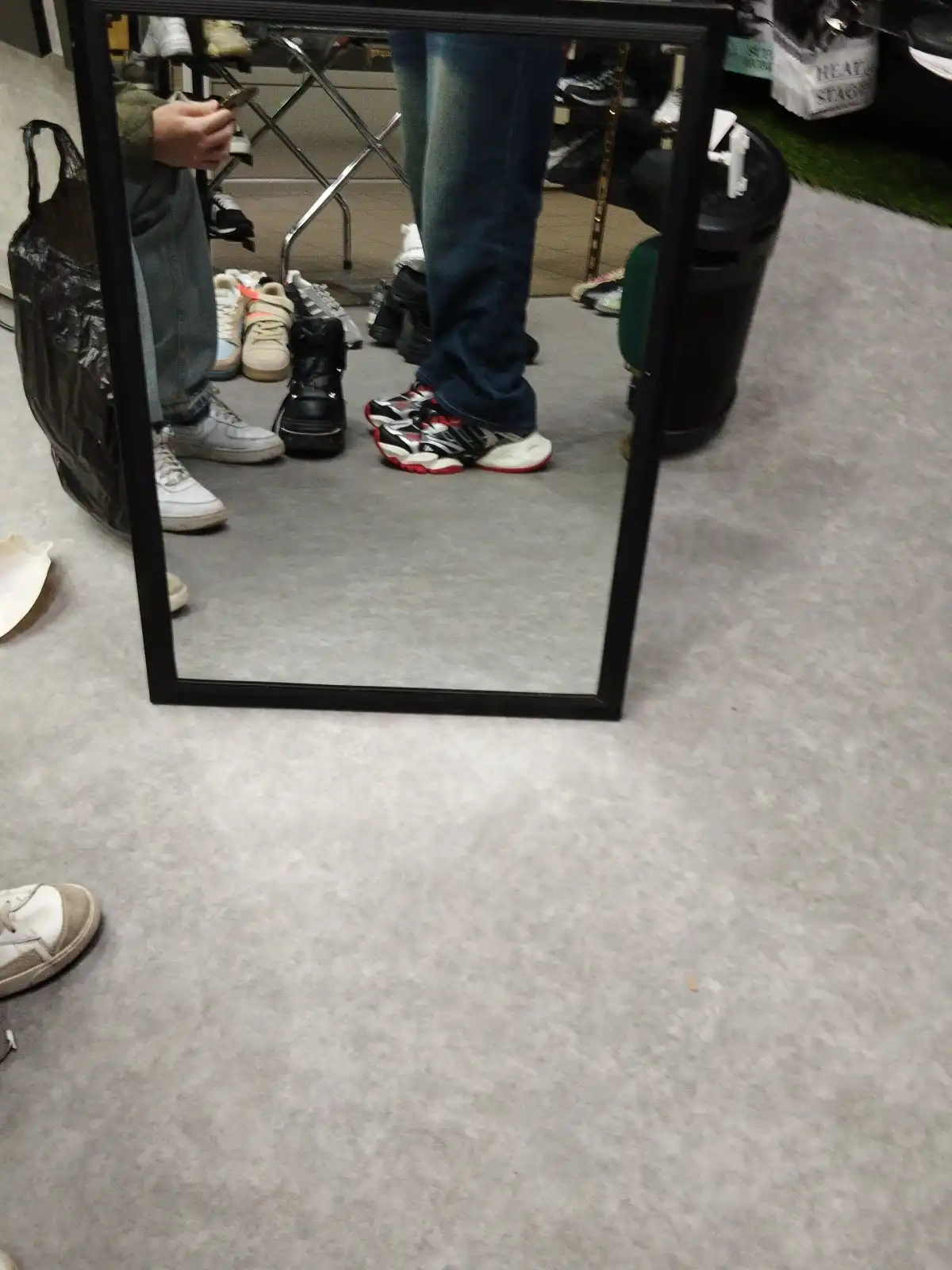 Продажа кроссовок Adidas красного цвета размер 43/44 - Обувь (Одежда) в Краснодар