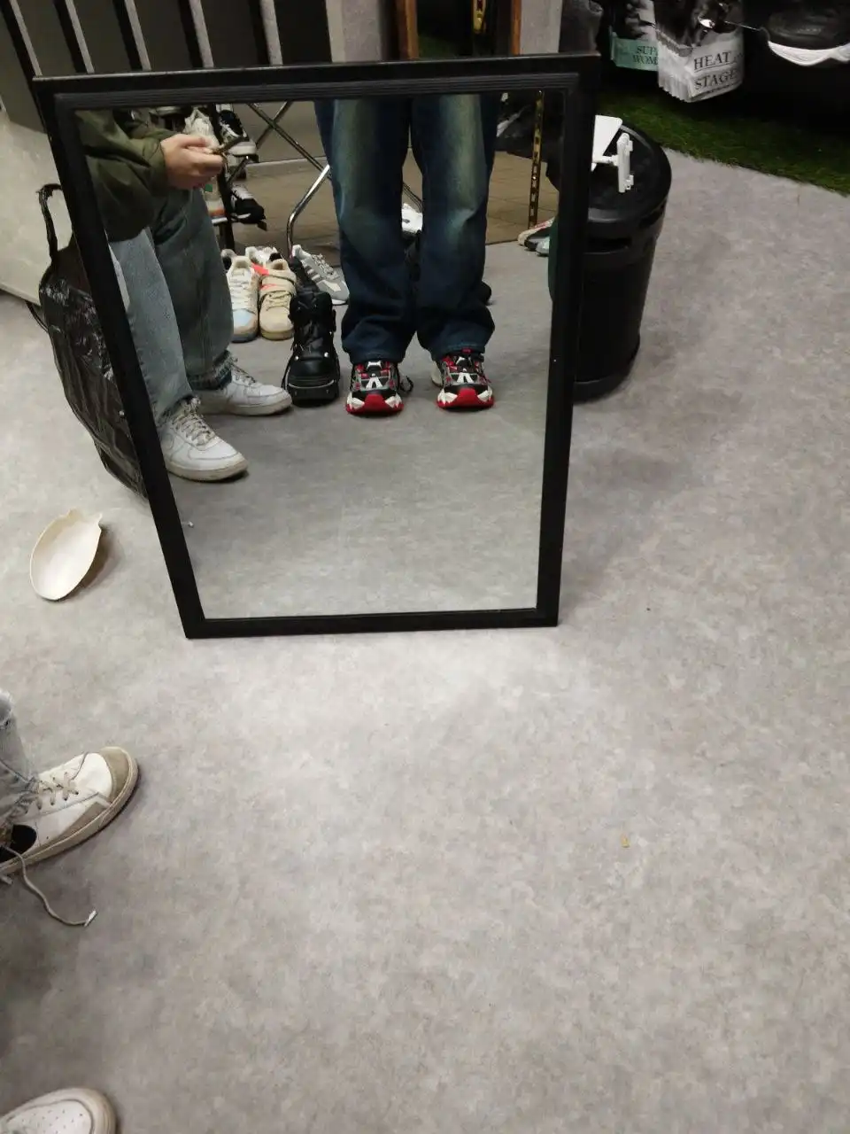 Продажа кроссовок Adidas красного цвета размер 43/44 - Обувь (Одежда) в Краснодар