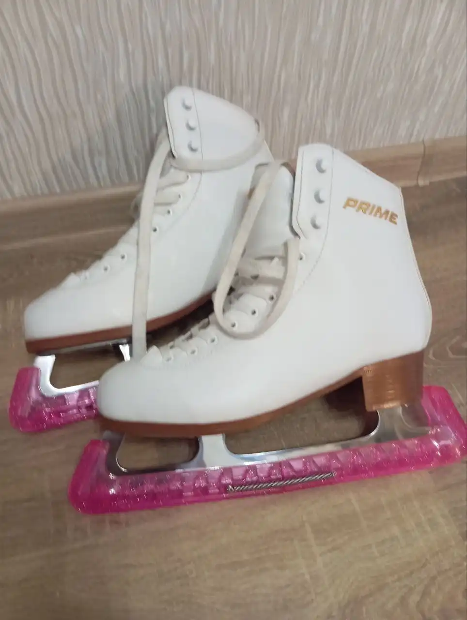 Продажа полупрофессиональных коньков с аксессуарами - Спорттовары (Хобби и отдых) в Краснодар