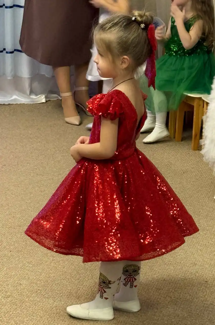 Детское платье с паетками и заколкой - Детская одежда (Одежда) в Краснодар