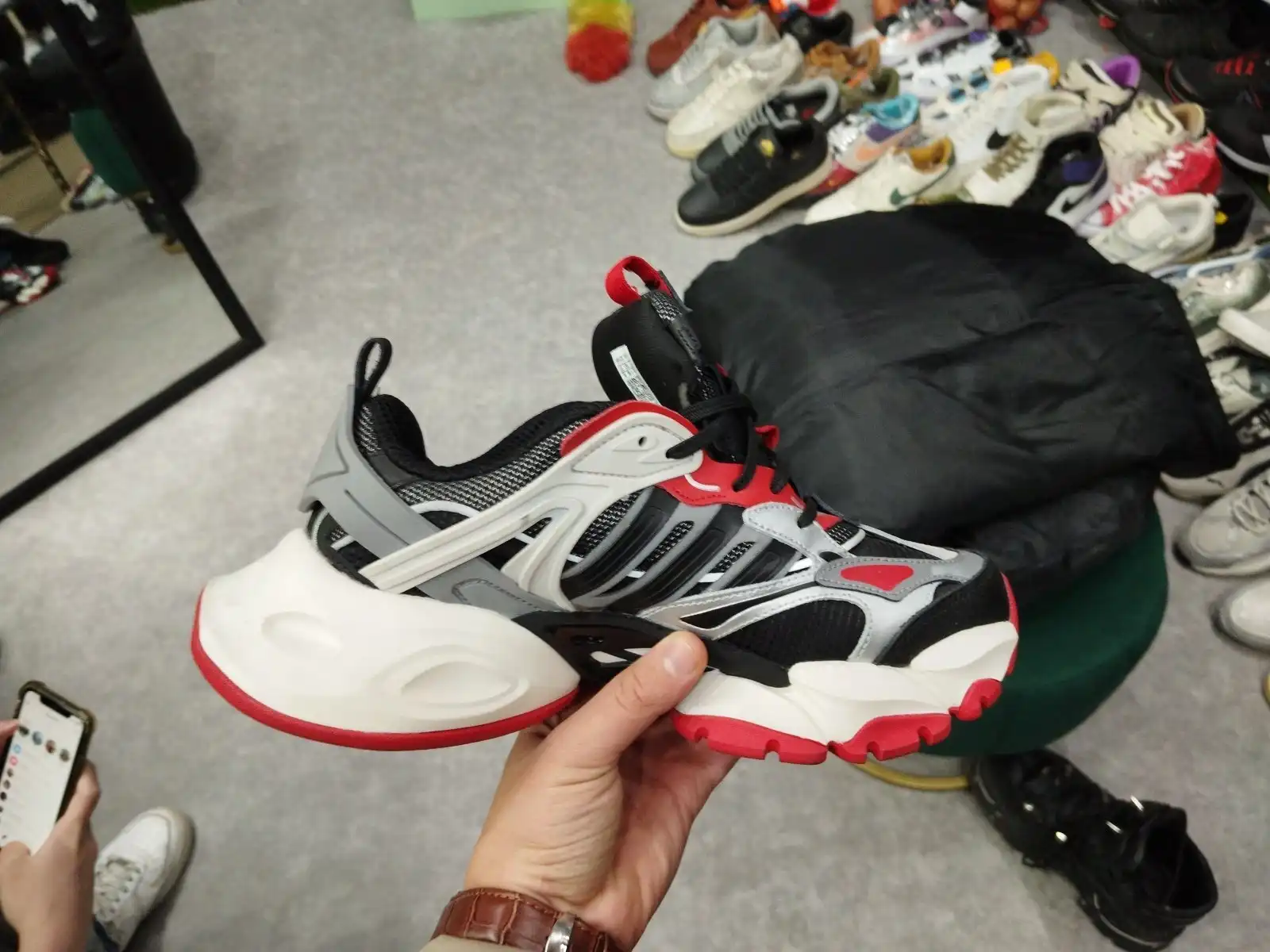 Продажа кроссовок Adidas красного цвета - Обувь (Одежда) в Краснодар