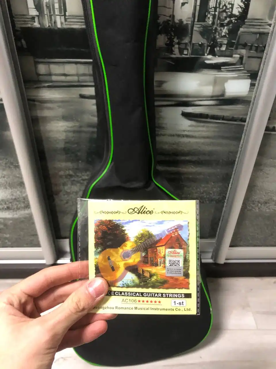 Продажа гитары с новыми струнами и чехлом - Барахолка в Краснодар