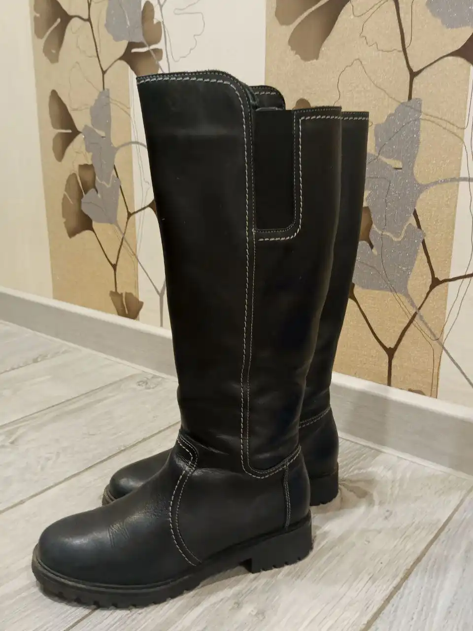 Продам обувь, пуховики и пальто б/у - Одежда в Краснодар