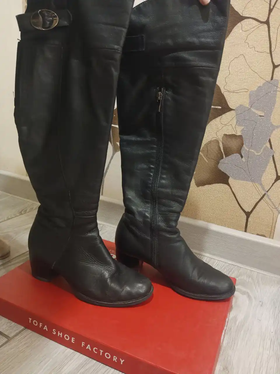 Продам обувь, пуховики и пальто б/у - Одежда в Краснодар