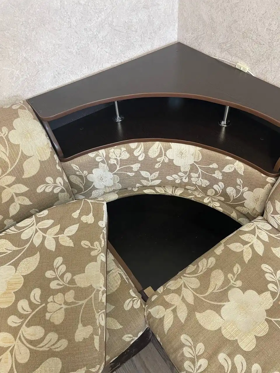 Продается угловой диван с полочкой и светом - Мебель (Для дома и дачи) в Краснодар