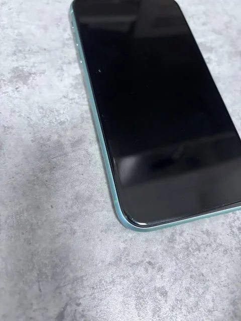 Продам iPhone 11 64GB с царапинами и АКБ 69% - Компьютерные комплектующие в Краснодар