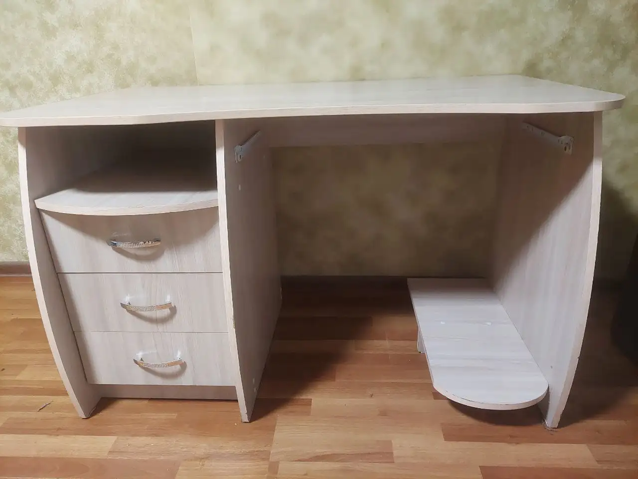 Продам бежевый компьютерный стол с тумбой - Мебель (Барахолка) в Краснодар