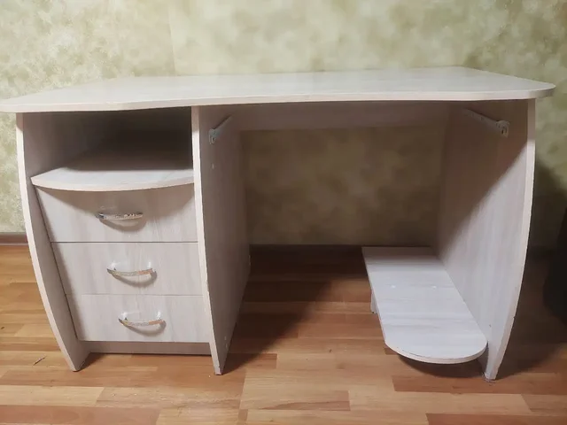 Продам бежевый компьютерный стол с тумбой - Барахолка в Краснодар