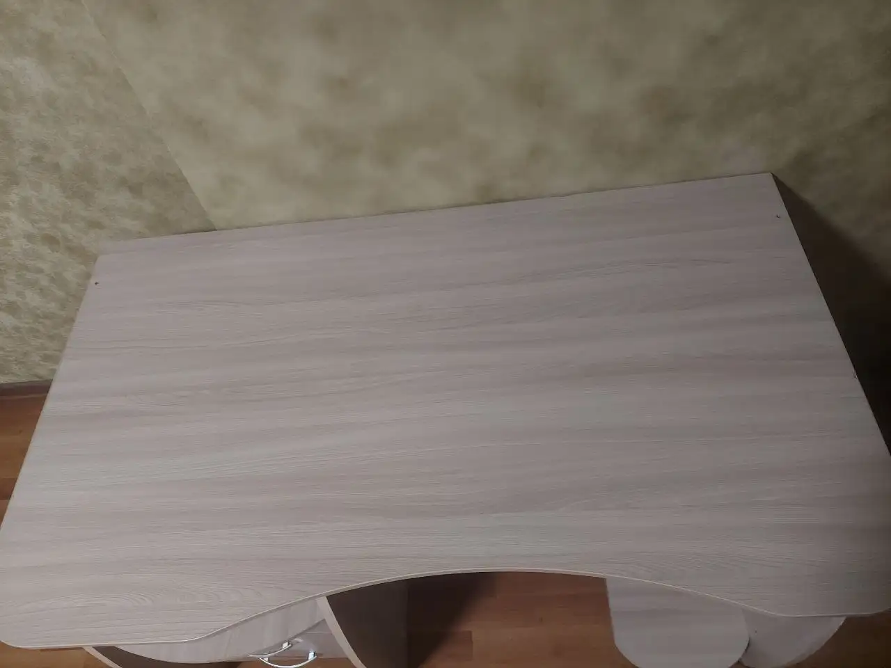 Продам бежевый компьютерный стол с тумбой - Мебель (Барахолка) в Краснодар