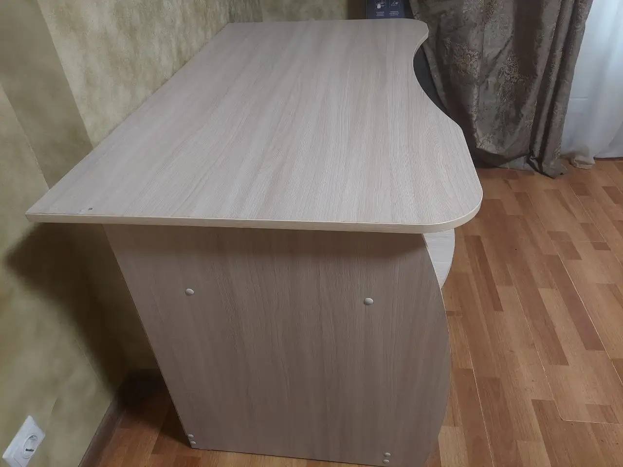 Продам бежевый компьютерный стол с тумбой - Мебель (Барахолка) в Краснодар