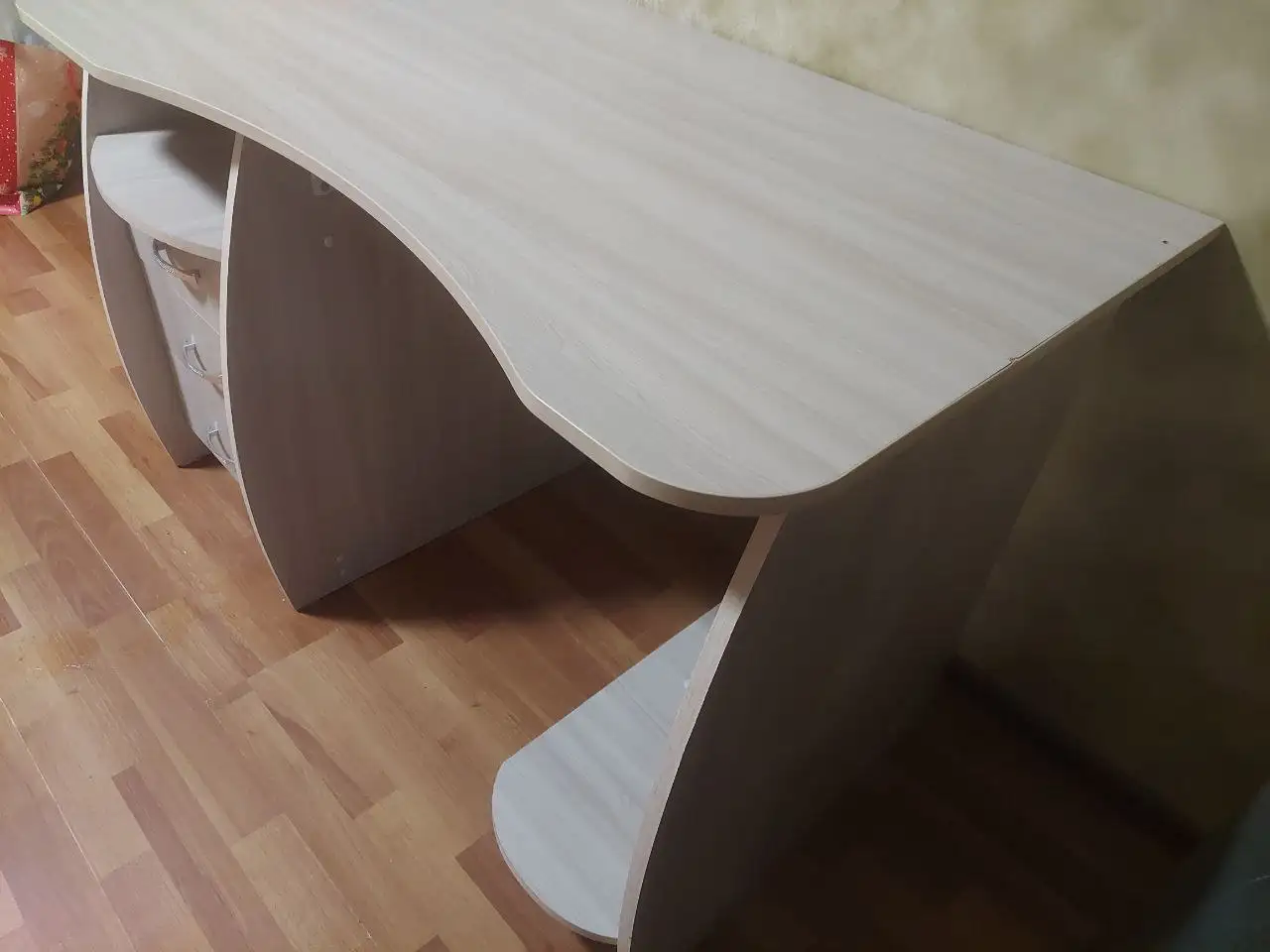 Продам бежевый компьютерный стол с тумбой - Мебель (Барахолка) в Краснодар