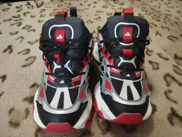 Новые кроссовки Adidas и Hugo Boss - Свадебная одежда в Краснодар