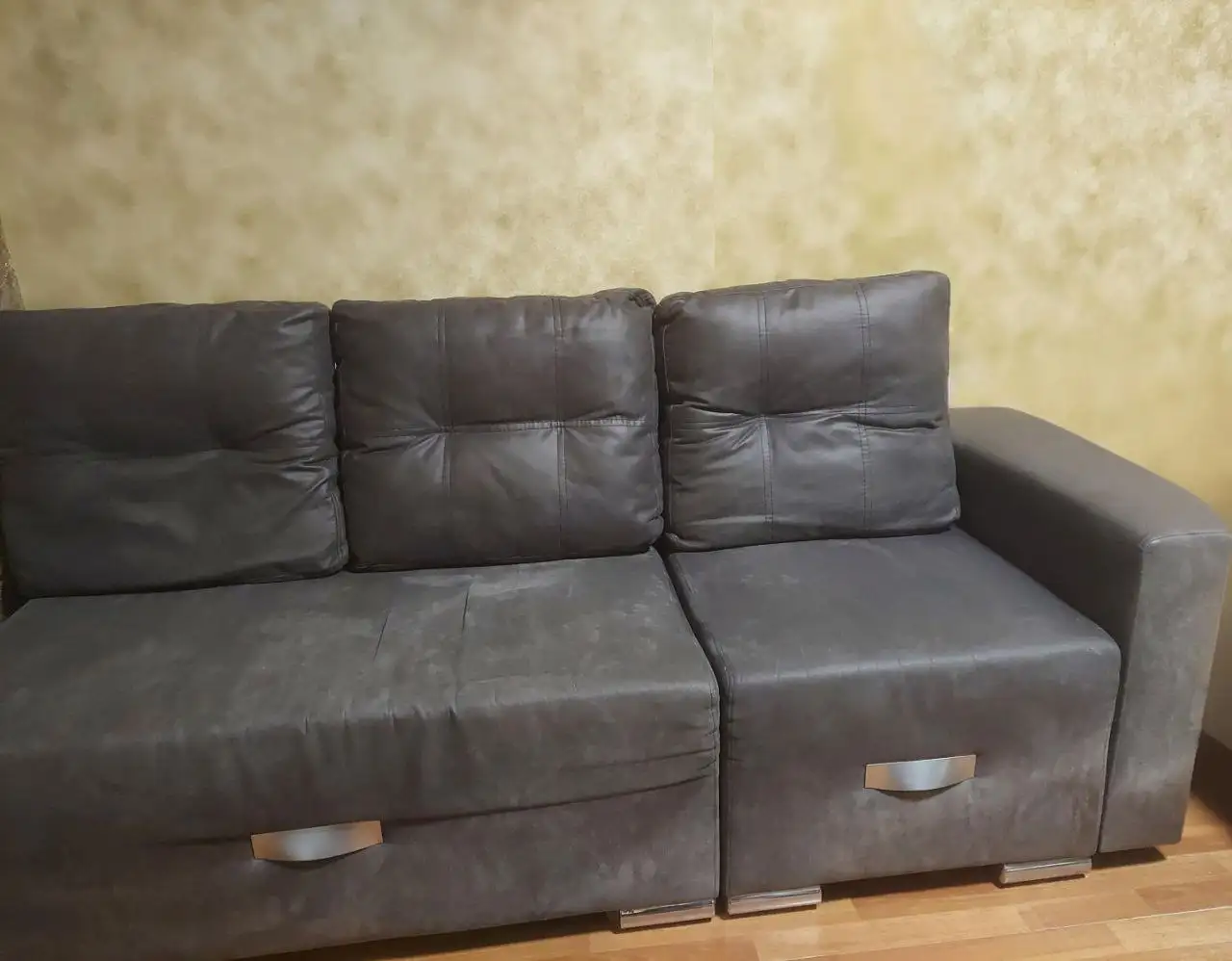 Продажа темно-серого прямого дивана с раскладным механизмом еврокнижка - Барахолка в Краснодар