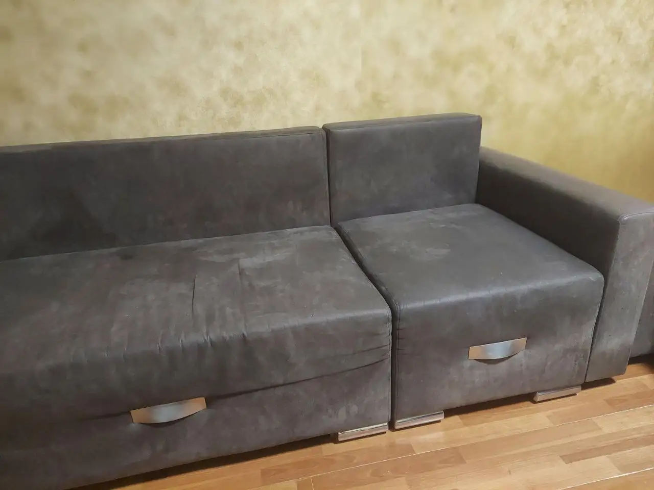 Продажа темно-серого прямого дивана с раскладным механизмом еврокнижка - Барахолка в Краснодар