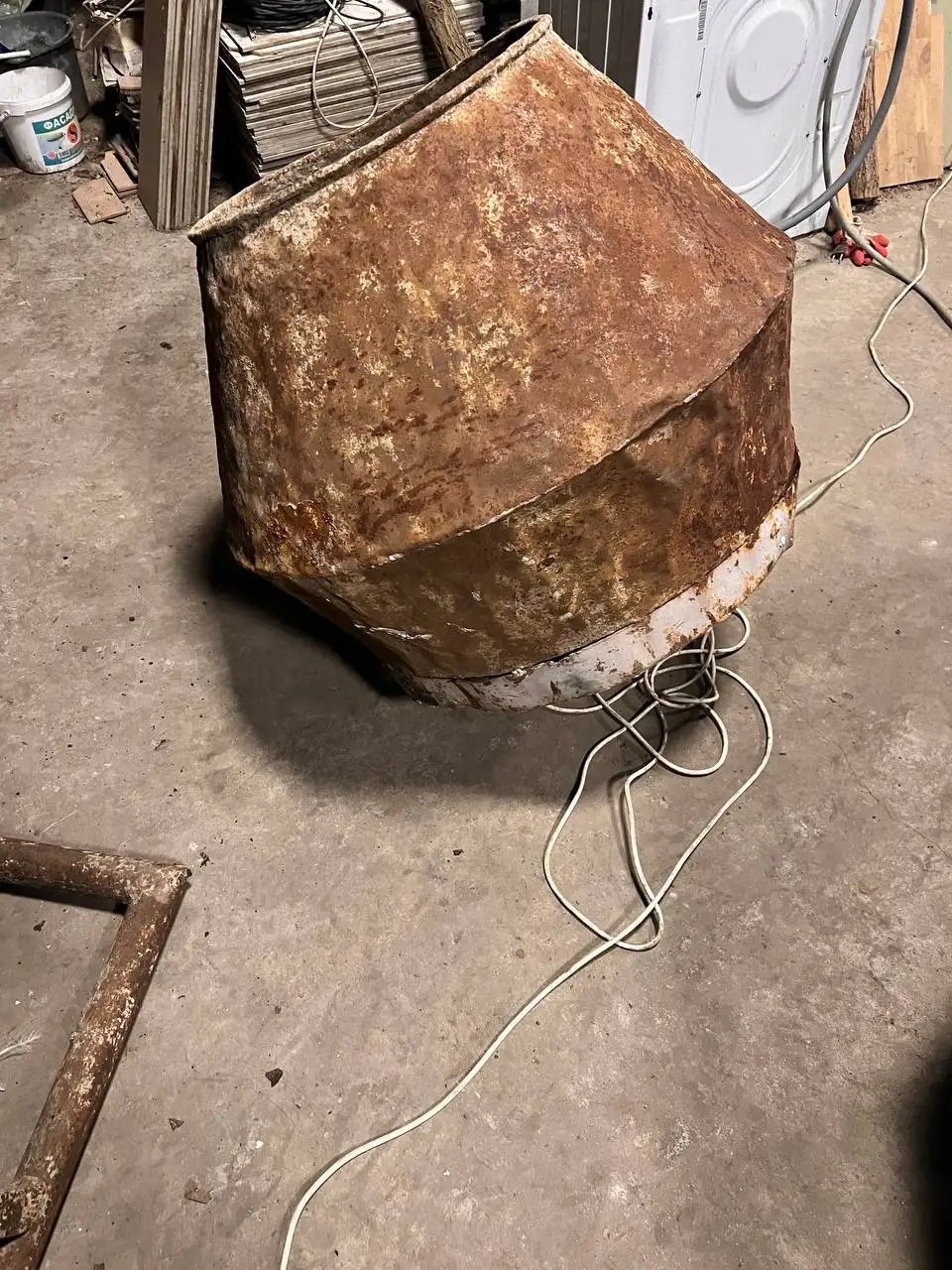 Бетономешалка, кран качалка и промышленная вытяжка - Барахолка в Краснодар