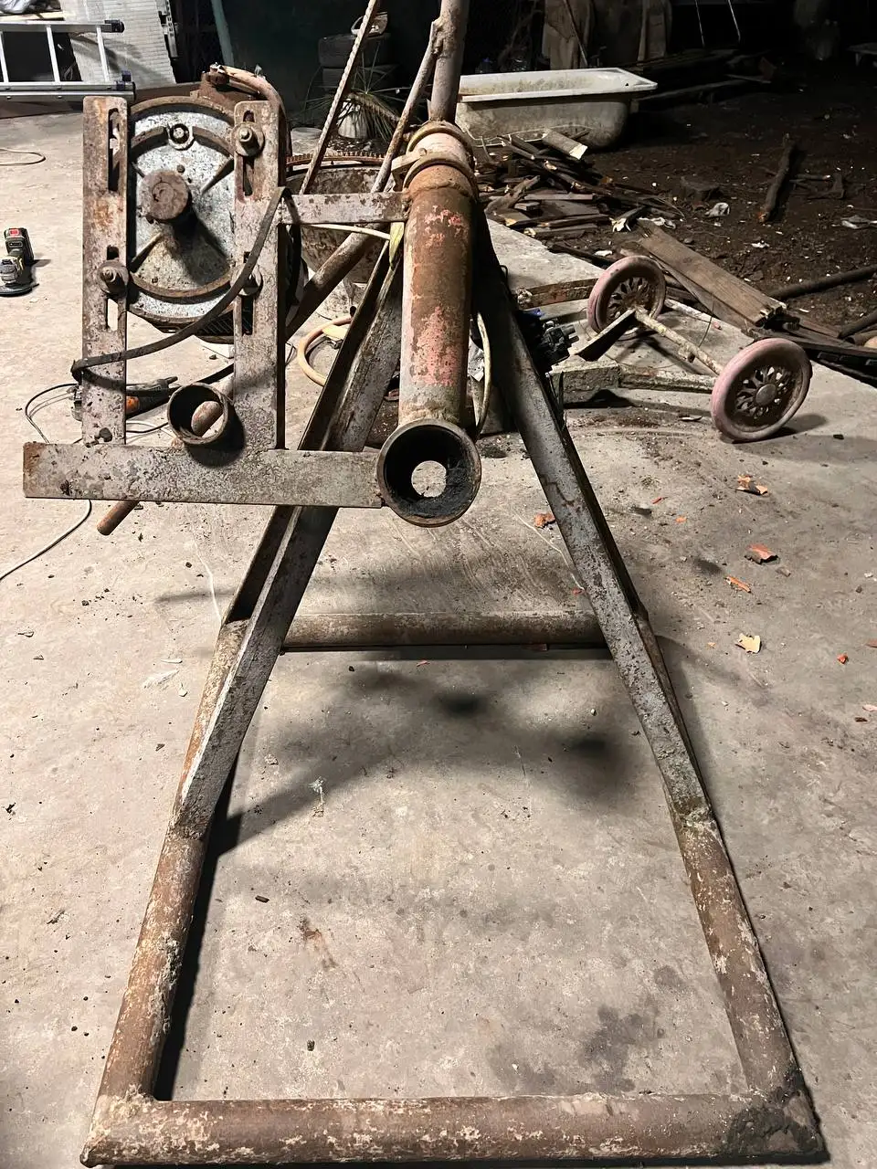 Бетономешалка, кран качалка и промышленная вытяжка - Барахолка в Краснодар