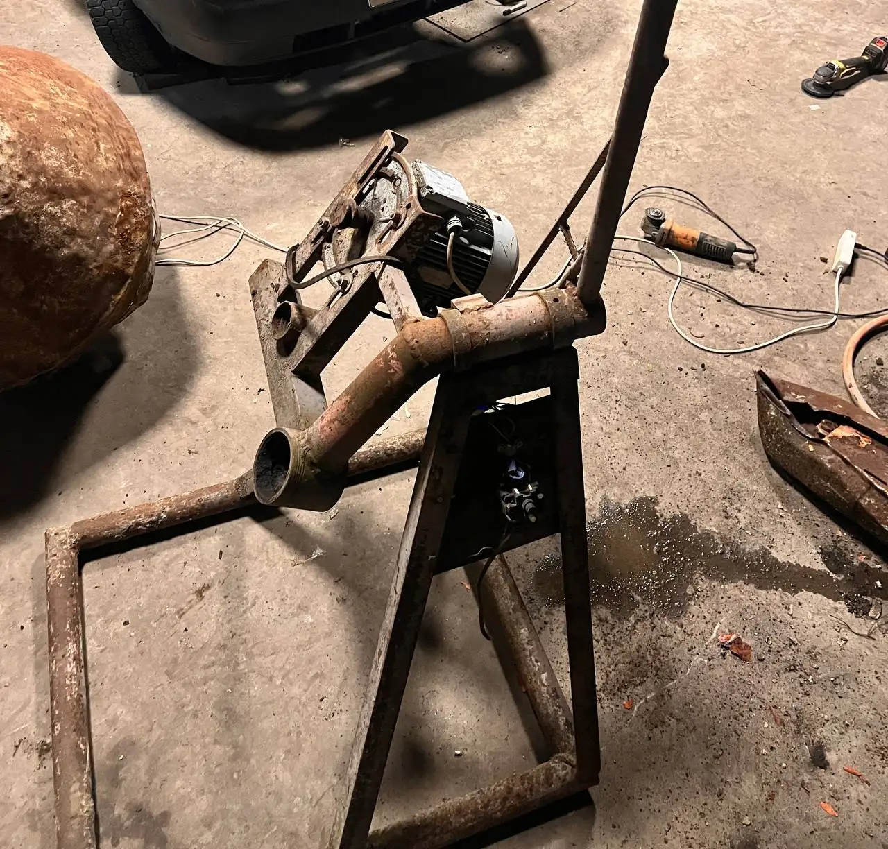 Бетономешалка, кран качалка и промышленная вытяжка - Барахолка в Краснодар