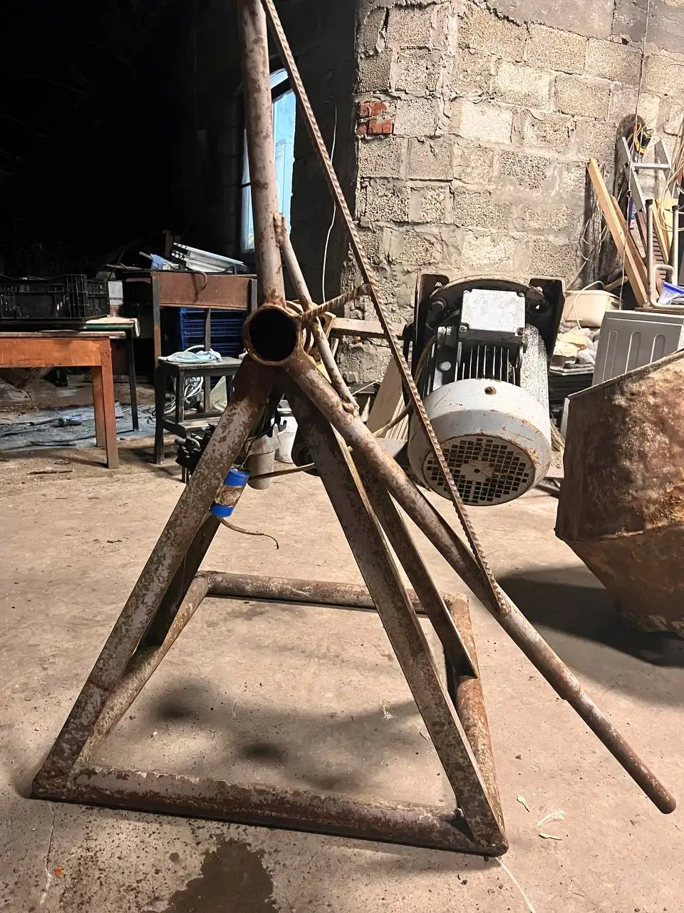 Бетономешалка, кран качалка и промышленная вытяжка - Барахолка в Краснодар