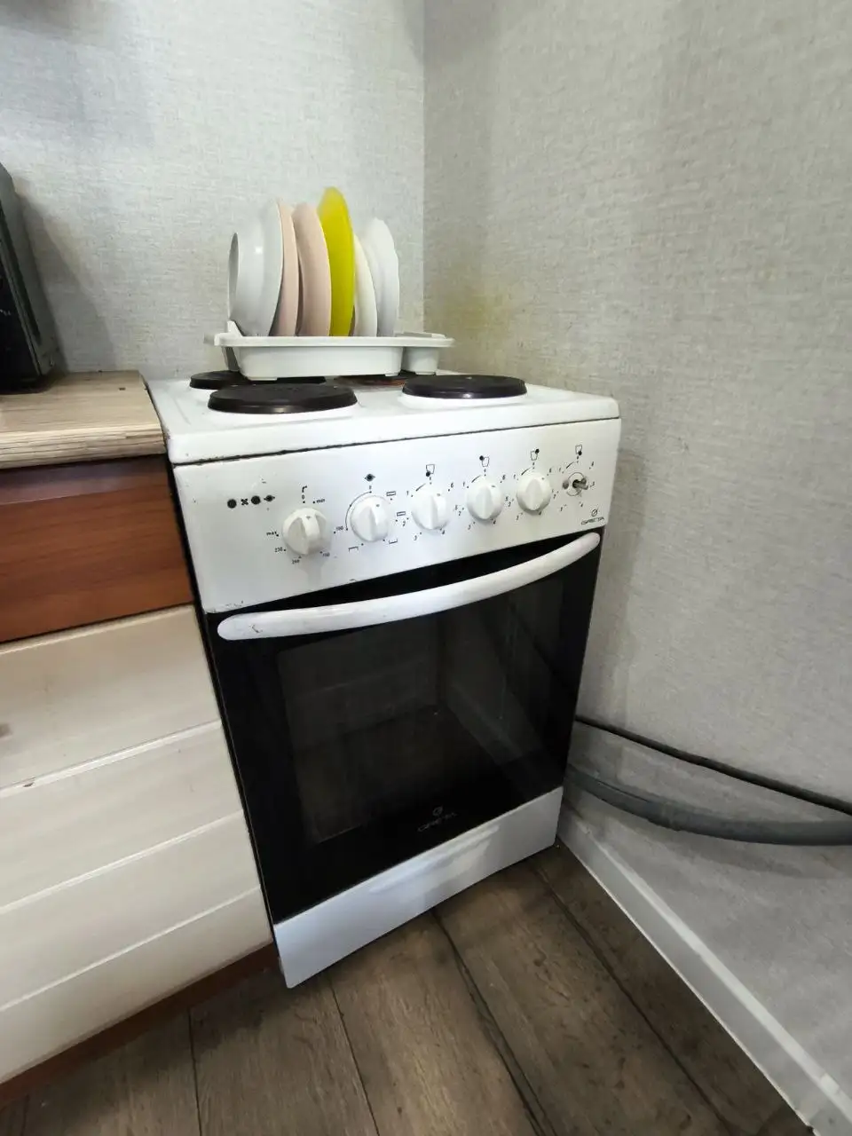 Продам кухню бу с плитой и микроволновкой - Кухня (Для дома и дачи) в Краснодар