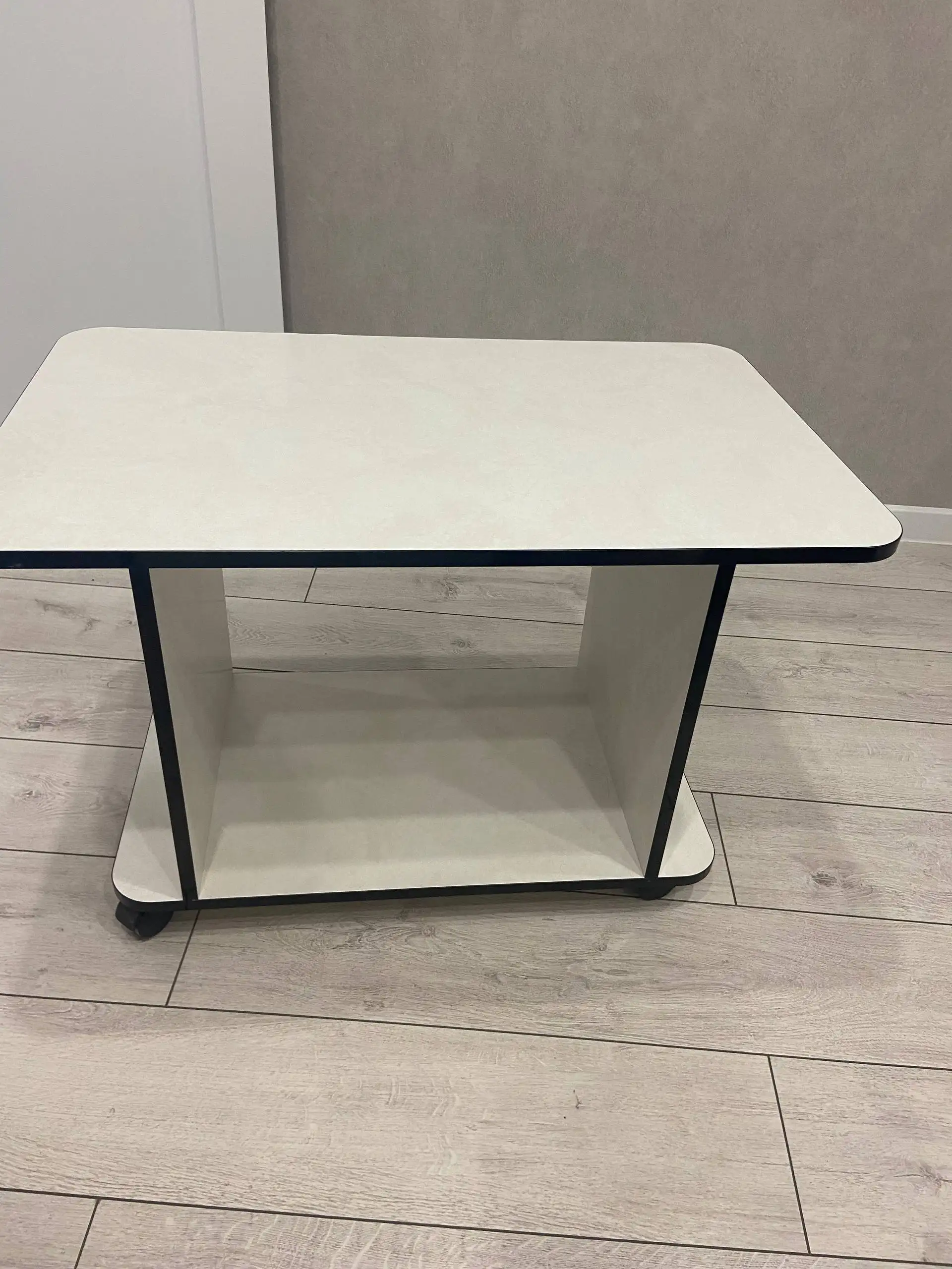 Продажа журнального стола и тумбочки - Мебель (Для дома и дачи) в Краснодар