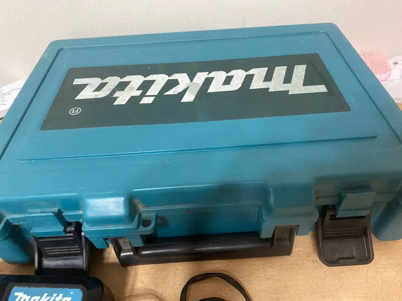 Продажа АКБ, зарядного устройства и кейса от перфоратора - Инструменты (Барахолка) в Краснодар