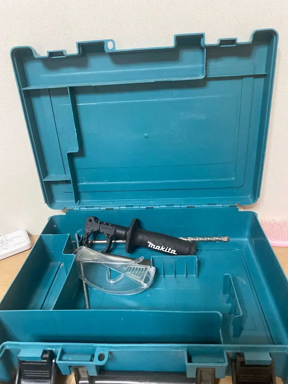 Продажа АКБ, зарядного устройства и кейса от перфоратора - Инструменты (Барахолка) в Краснодар