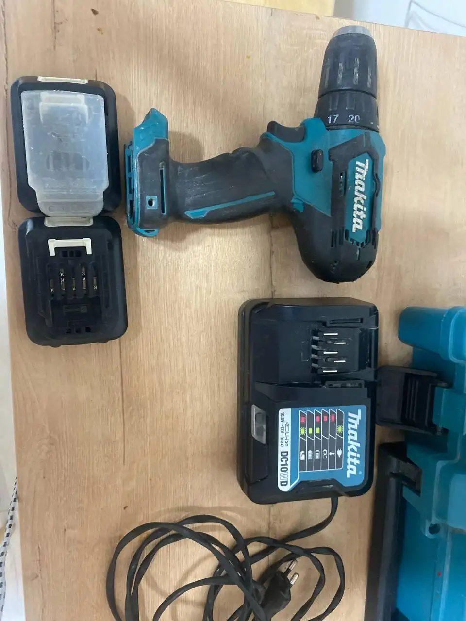 Продажа АКБ, зарядного устройства и кейса от перфоратора - Инструменты (Барахолка) в Краснодар