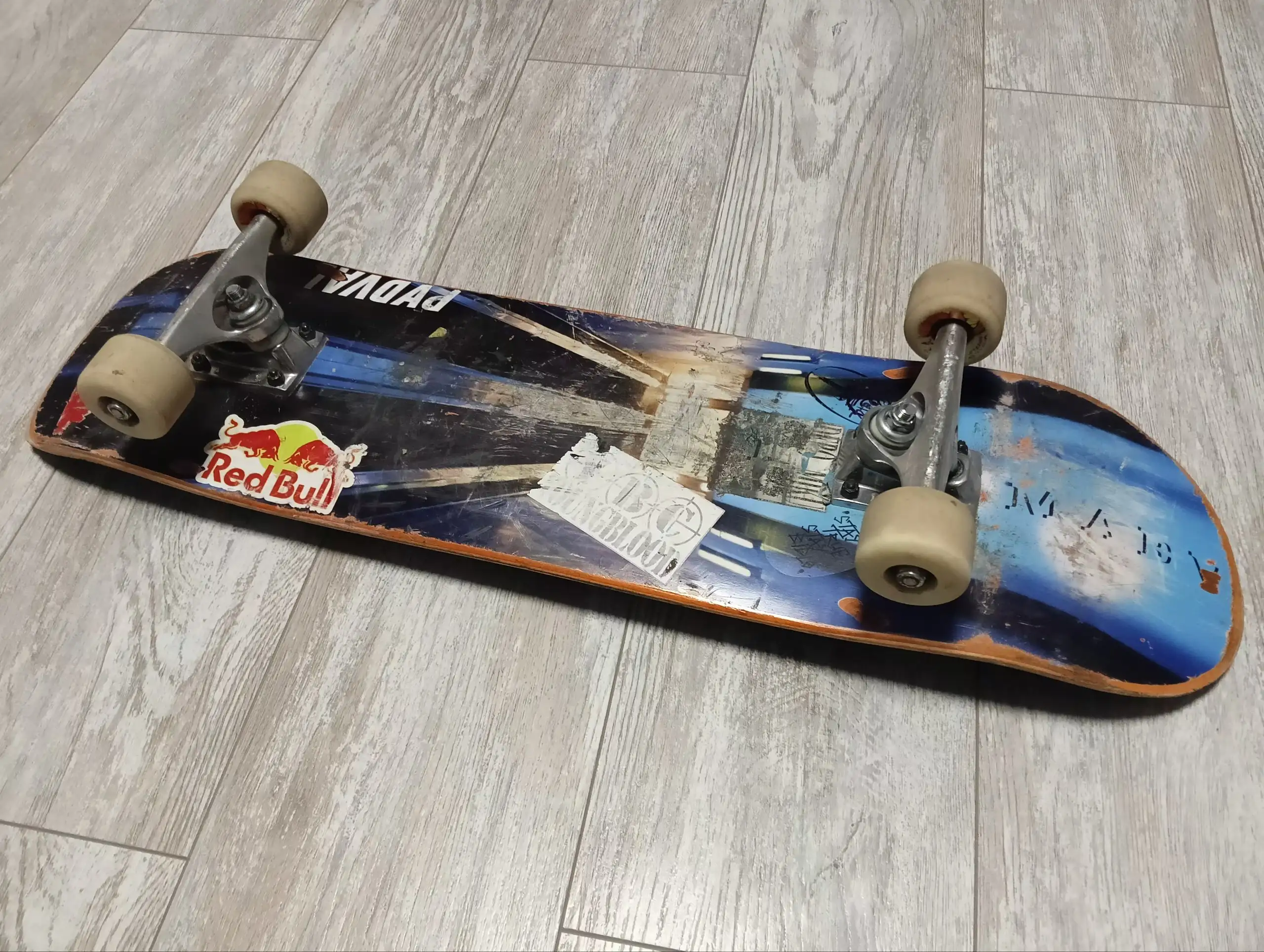 Скейтборд дека магамаев с траками краксы и подшипниками bones reds - Скейтборды (Хобби и отдых) в Краснодар