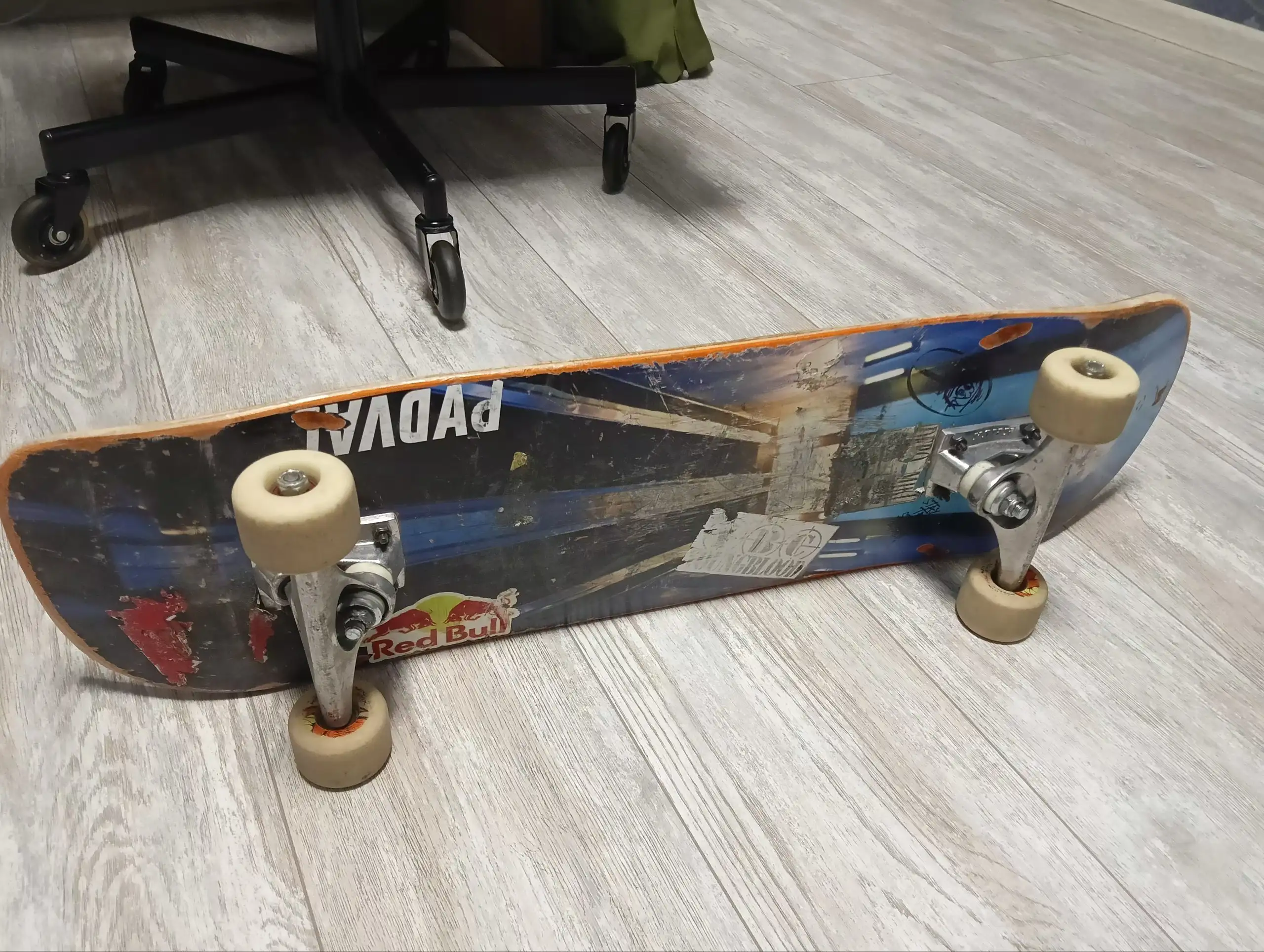 Скейтборд дека магамаев с траками краксы и подшипниками bones reds - Скейтборды (Хобби и отдых) в Краснодар
