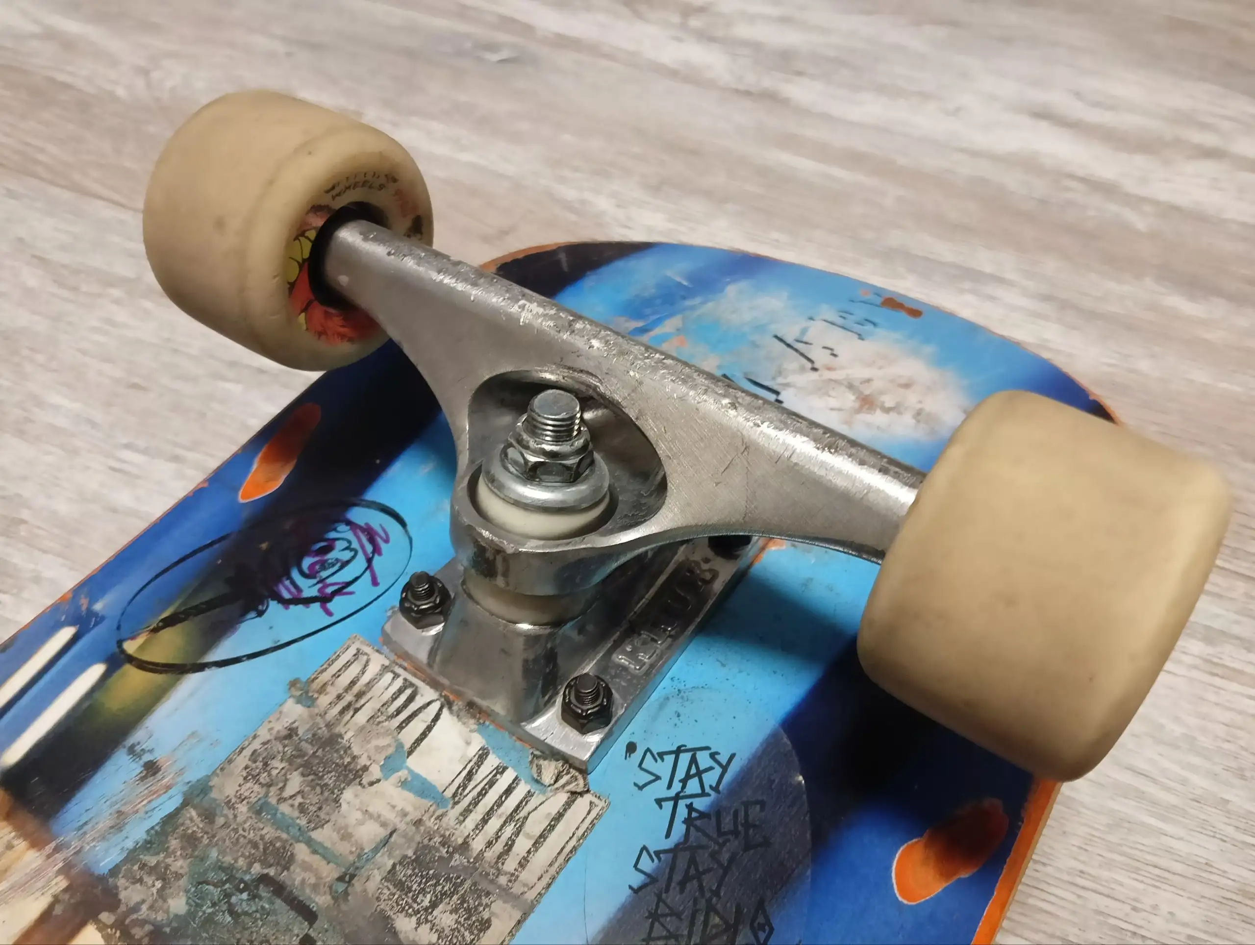 Скейтборд дека магамаев с траками краксы и подшипниками bones reds - Скейтборды (Хобби и отдых) в Краснодар