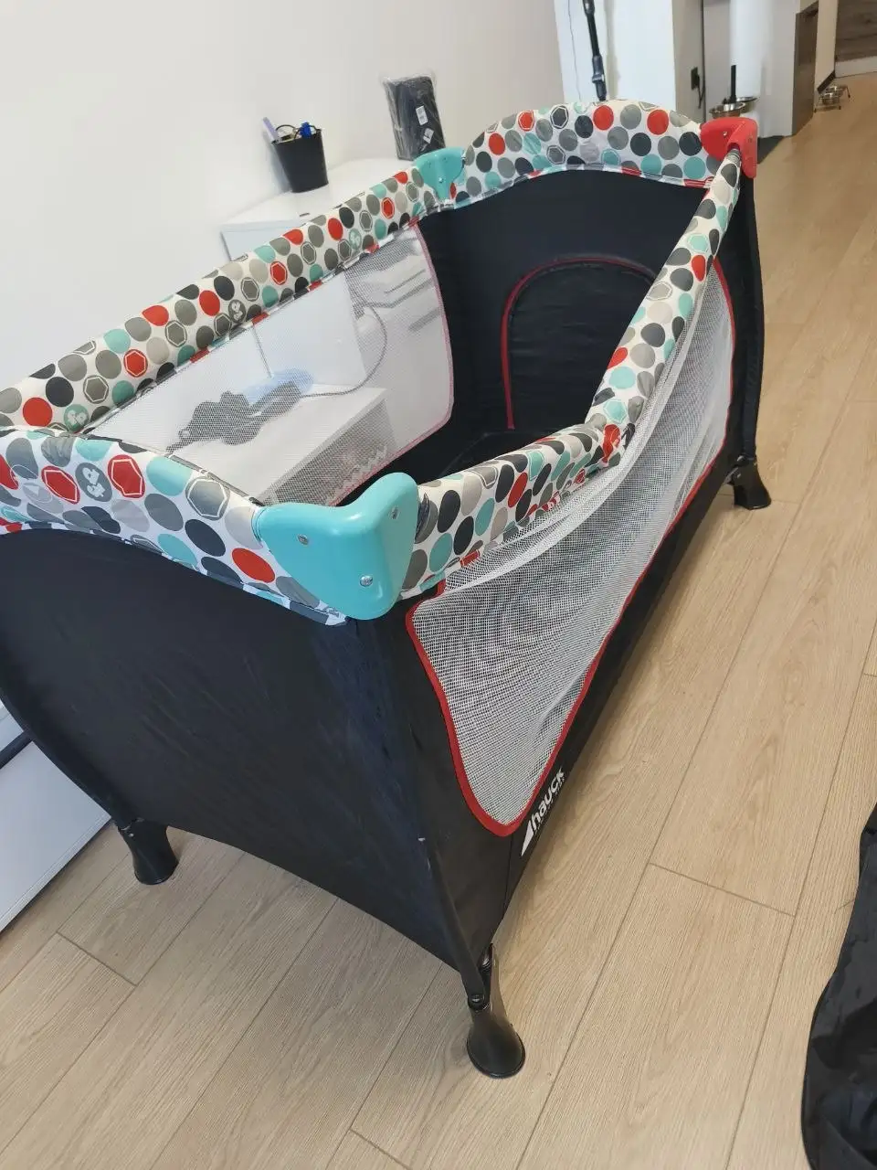 Стульчик для кормления и кровать-манеж - Товары для детей в Краснодар