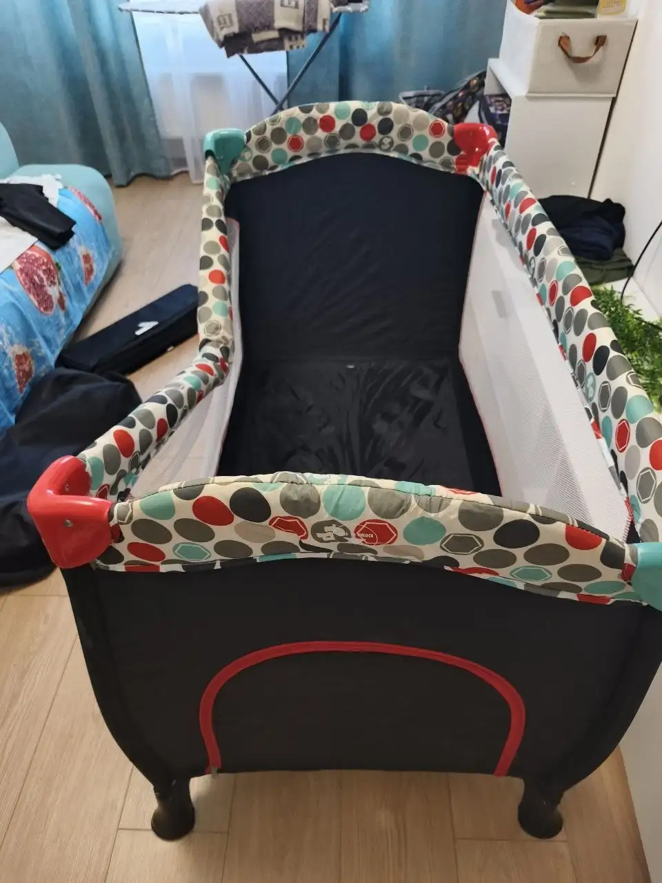 Стульчик для кормления и кровать-манеж - Товары для детей в Краснодар