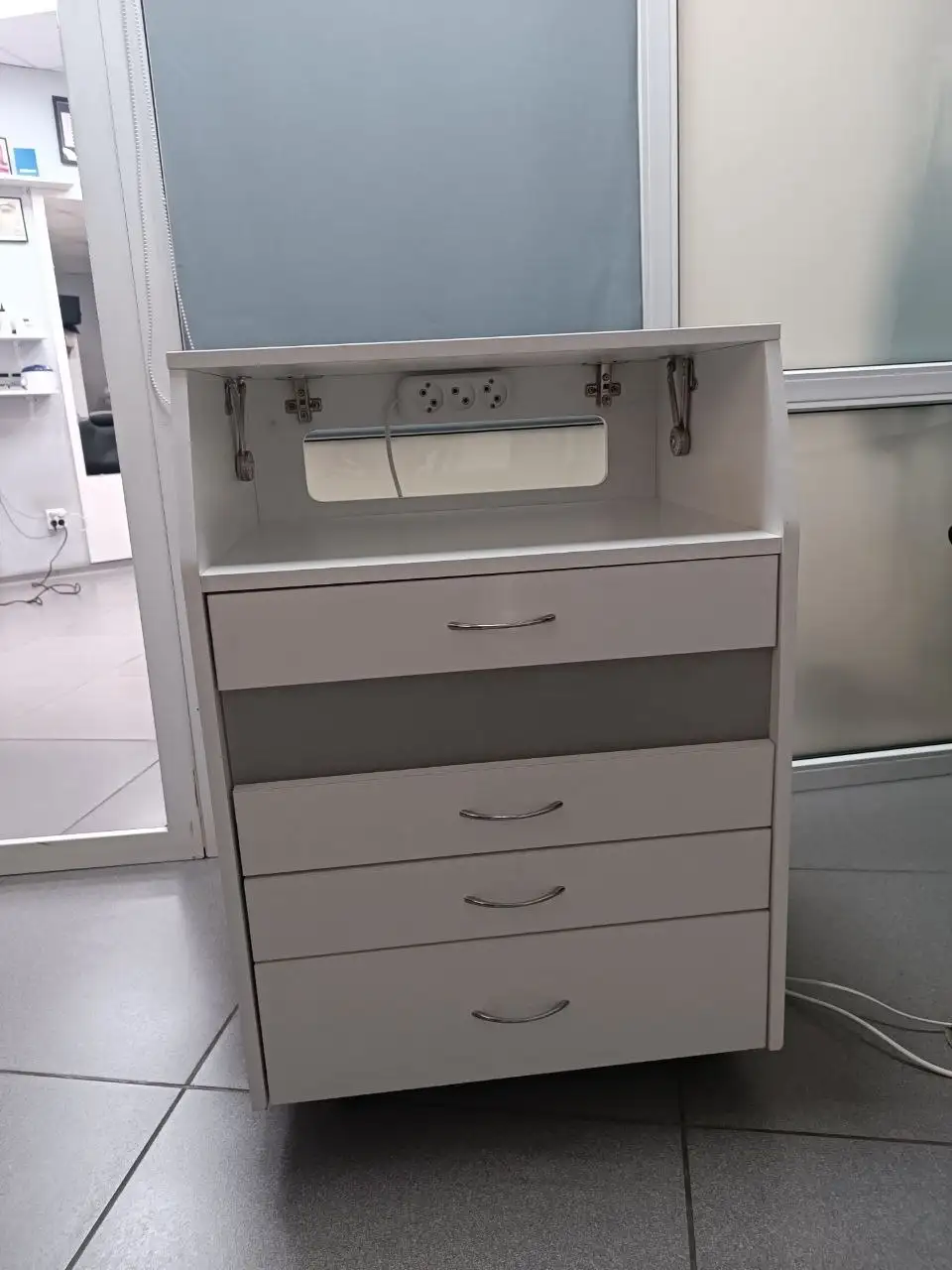 Медицинская тележка с УФ лампой на колёсах - Медицинское оборудование (Барахолка) в Краснодар