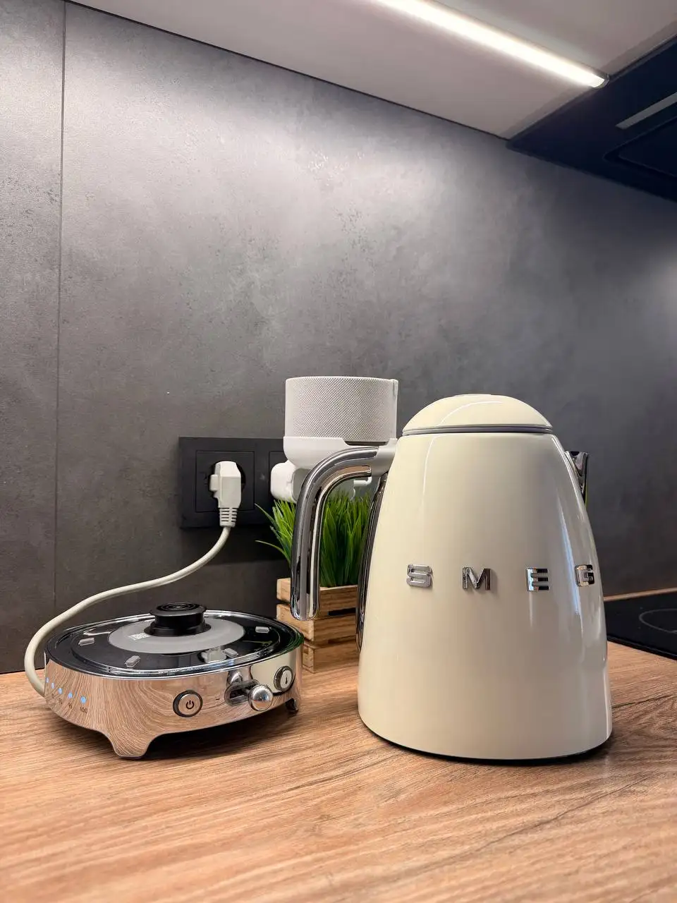 Чайник SMEG кремовый 1,7л - Мелкая кухонная техника (Электроника) в Краснодар