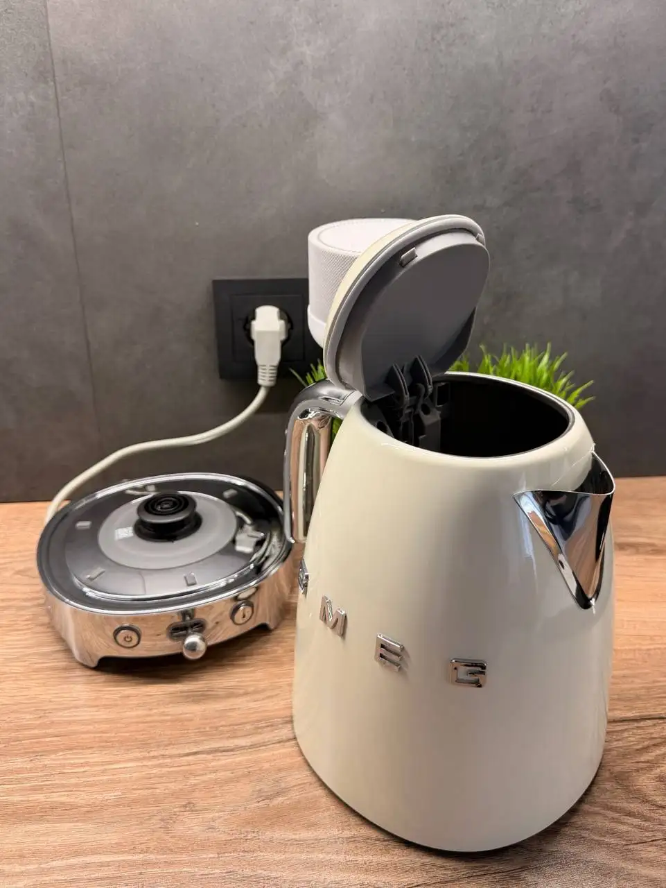 Чайник SMEG кремовый 1,7л - Мелкая кухонная техника (Электроника) в Краснодар
